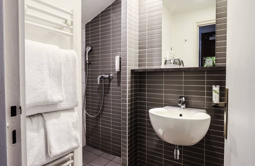 Chateaudun-Bannier Hotel | Discover Hôtel Des Cèdres: Family-Friendly & Accessible Stay