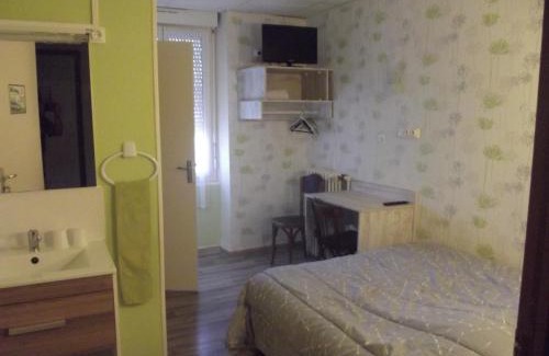 La Machine Hotel | Budget-Friendly Hôtel des Mineurs: Pet Friendly & Breakfast