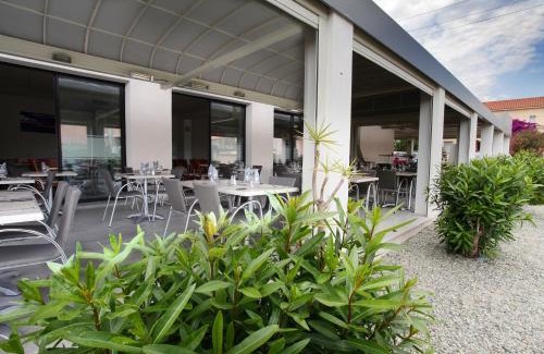 Ventiseri Hotel | Relax at Hôtel Des Nacres with Pool & Oceanfront Views