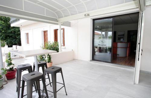 Ventiseri Hotel | Relax at Hôtel Des Nacres with Pool & Oceanfront Views