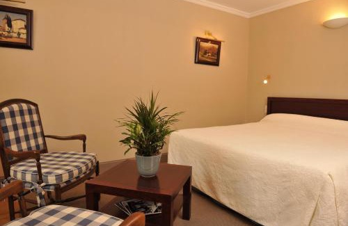 Saint-Jean-Pied-de-Port Hotel | Relax at Hôtel des Pyrénées: Oceanfront Bliss Awaits