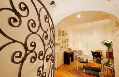 Beziers City Centre Hotel | Cozy Hôtel Des Poètes with Pet-Friendly Amenities