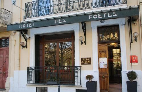 Beziers City Centre Hotel | Cozy Hôtel Des Poètes with Pet-Friendly Amenities