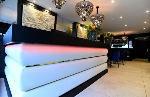 Quartier du chateau Hotel | Discover Hôtel Des Quatrans: Family-Friendly & Breakfast Included