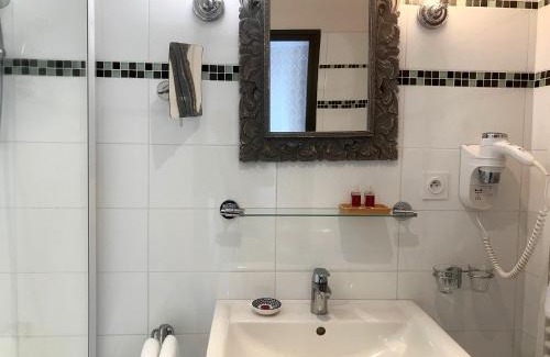 Chinon Hotel | Inviting Hôtel Diderot: Family-Friendly with Top Reviews
