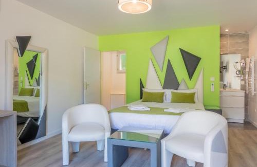 Ternand House | Relax at Hôtel Domaine des Pierres Dorées with Pool & Pets
