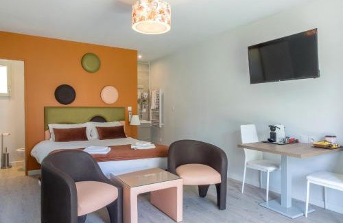 Ternand House | Relax at Hôtel Domaine des Pierres Dorées with Pool & Pets