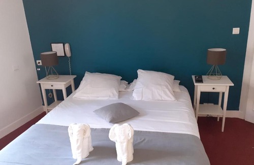 Vitre Hotel | Comfortable Hôtel du Château: Family-Friendly with Breakfast