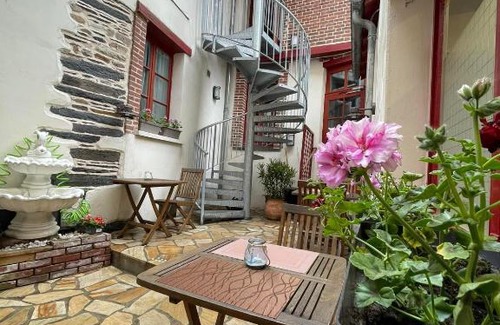 Vitre Hotel | Comfortable Hôtel du Château: Family-Friendly with Breakfast