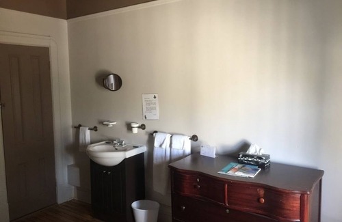 Argenteuil Regional County Municipality Hotel | Budget-Friendly Hôtel du Chasseur with Family Amenities