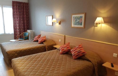 Notre-Dame Hotel | Pet-Friendly Comfort at Hôtel du Cheval Rouge