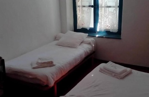 Pertuis Hotel | Budget-Friendly Hôtel du Cours with Breakfast & Family Perks