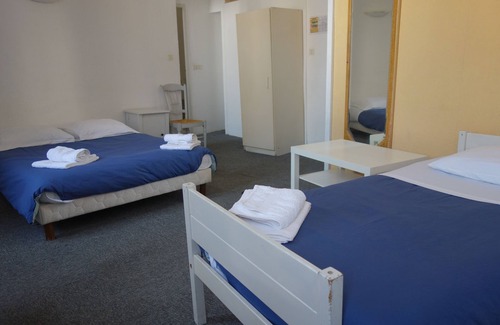 Pertuis Hotel | Budget-Friendly Hôtel du Cours with Breakfast & Family Perks