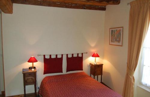 Aulnay Hotel | Discover Hôtel du Donjon: Family-Friendly with Great Amenities