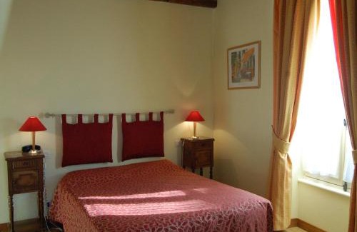 Aulnay Hotel | Discover Hôtel du Donjon: Family-Friendly with Great Amenities