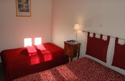 Aulnay Hotel | Discover Hôtel du Donjon: Family-Friendly with Great Amenities