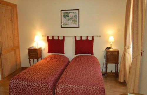 Aulnay Hotel | Discover Hôtel du Donjon: Family-Friendly with Great Amenities