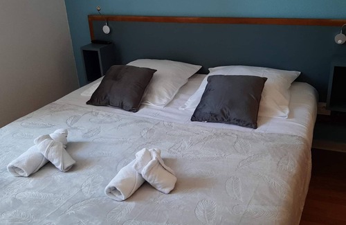 La Guerche-sur-l'Aubois Hotel | Discover Hôtel du Cerf: Family-Friendly with Breakfast