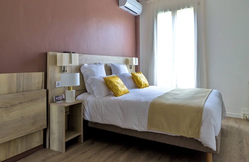 Balaruc-les-Bains Hotel | Comfortable Hôtel du Golfe with Breakfast and Hot Tub