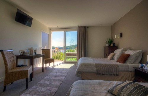 Neuvic Hotel | Inviting Hôtel du Lac: Family-Friendly Stay with Breakfast