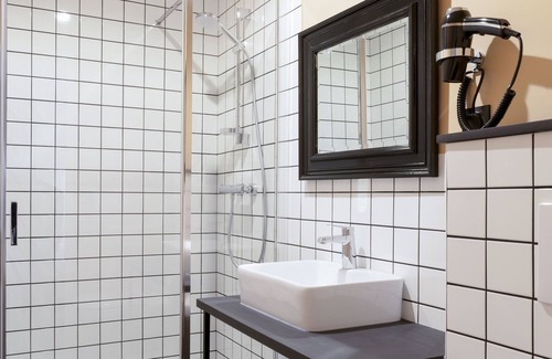 Laval Hotel | Comfortable Hôtel du Maine: Rated 9.2/10 with Family Amenities