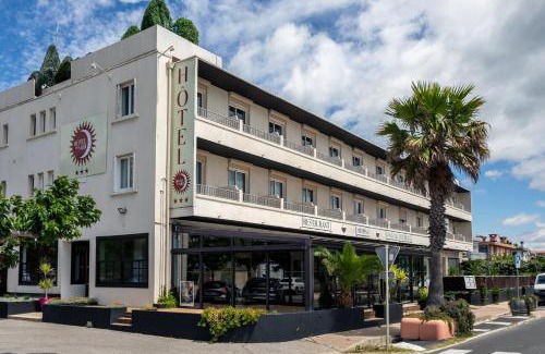 Palavas-les-Flots Hotel | Pet-Friendly Getaway at Hôtel du Midi Plage - Family Fun!