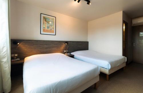 Palavas-les-Flots Hotel | Pet-Friendly Getaway at Hôtel du Midi Plage - Family Fun!