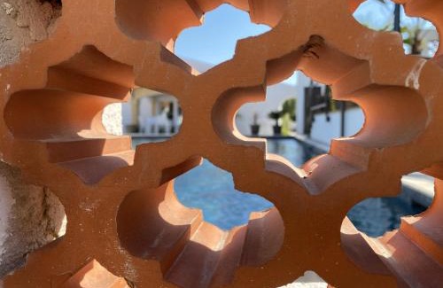 Saintes-Maries-de-la-Mer Hotel | Discover Hôtel du Pont Blanc: Pet-Friendly Oceanfront Retreat