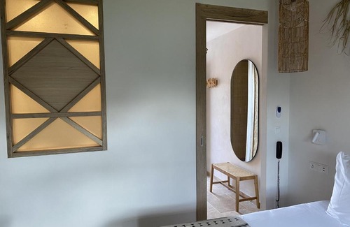 Saintes-Maries-de-la-Mer Hotel | Discover Hôtel du Pont Blanc: Pet-Friendly Oceanfront Retreat