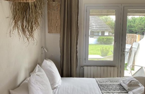 Saintes-Maries-de-la-Mer Hotel | Discover Hôtel du Pont Blanc: Pet-Friendly Oceanfront Retreat