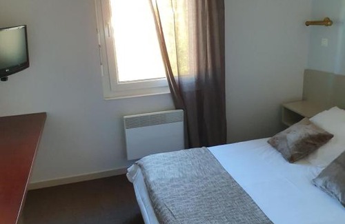 Salies-du-Salat Hotel | Hôtel du Parc: Pet-Friendly Retreat with Ocean Views