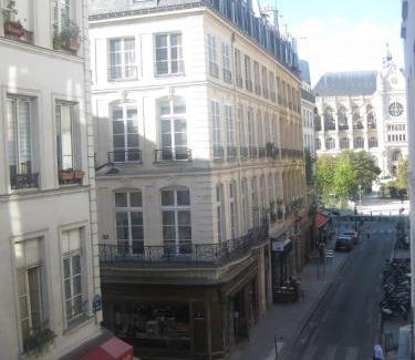 Les Halles Hotel | Cozy Hôtel du Pont Neuf: Pet-Friendly with Breakfast