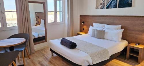 Saint-Martin-de-Re Hotel | Oceanfront Hôtel du Port with Hot Tub & Pet-Friendly Options