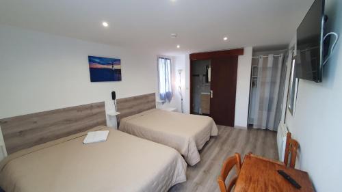 Castellane Hotel | Pet-Friendly Hôtel du Roc with Restaurant & Breakfast Options