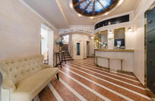 Hackenviertel Hotel | Discover Comfort at Hôtel du Train with Breakfast Included