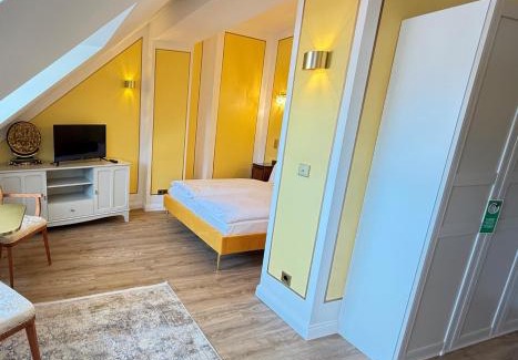 Hackenviertel Hotel | Discover Comfort at Hôtel du Train with Breakfast Included