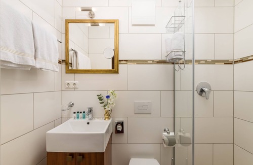 Hackenviertel Hotel | Top-Rated Hôtel du Train: Family-Friendly & Accessible Stay