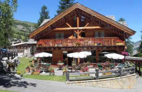 Les Claux Hotel | Discover Hôtel Ecureuil: Pet-Friendly with Breakfast Included