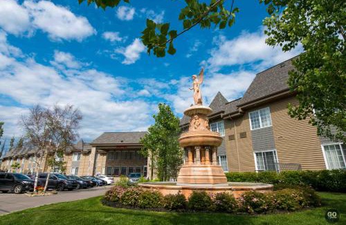 Pointe-au-Pic Hotel | Enchanting Hôtel Le Petit Manoir du Casino with Ocean Views