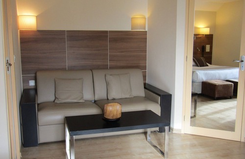 Serres Hotel | Guest Favorite: Hôtel Fifi Moulin with Family-Friendly Dining