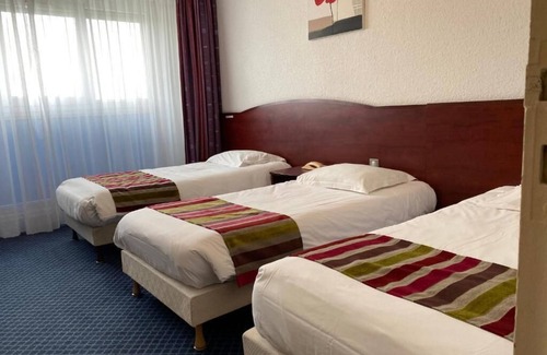 Morlaix Hotel | Discover Hôtel Fontaine Morlaix with Breakfast & Accessibility