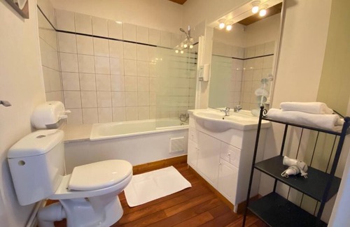 Morlaix Hotel | Discover Hôtel Fontaine Morlaix with Breakfast & Accessibility