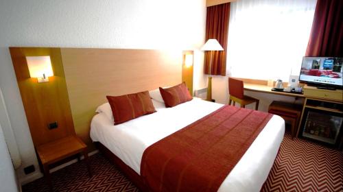 Meudon-la-Foret Hotel | Relax at Hôtel Forest Hill Meudon Velizy with Pool & Ocean View