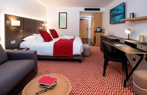 Meudon-la-Foret Hotel | Relax at Hôtel Forest Hill Meudon Velizy with Pool & Ocean View