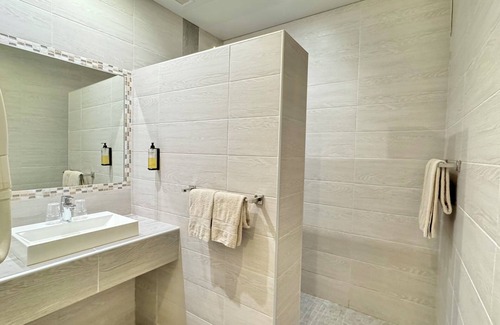 Jean-Medecin Hotel | Experience Relaxation at Hôtel Helvétique with Ocean Views