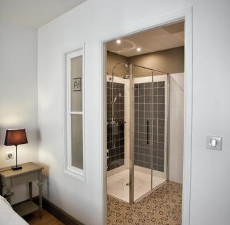 Nerac Hotel | Welcoming Hôtel Henri IV: Pet-Friendly with Pool & Breakfast