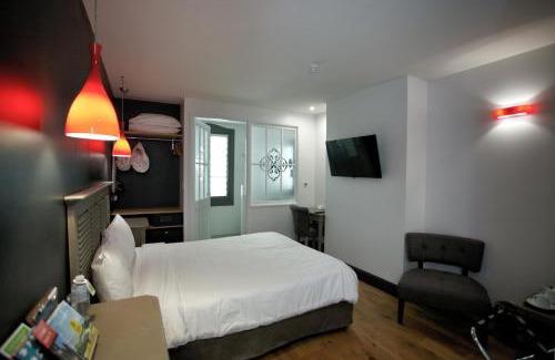 Nerac Hotel | Welcoming Hôtel Henri IV: Pet-Friendly with Pool & Breakfast