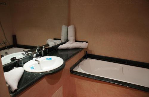 Oulad Yaich Hotel | Relax at Hôtel Jnane Ain Asserdoune with Pool & Spa