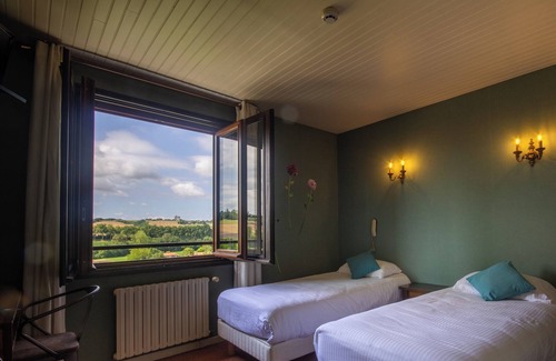 Cuq-Toulza Hotel | Inviting Hôtel La Bombardière with Pool and Restaurant