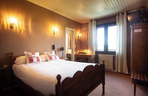 Cuq-Toulza Hotel | Inviting Hôtel La Bombardière with Pool and Restaurant